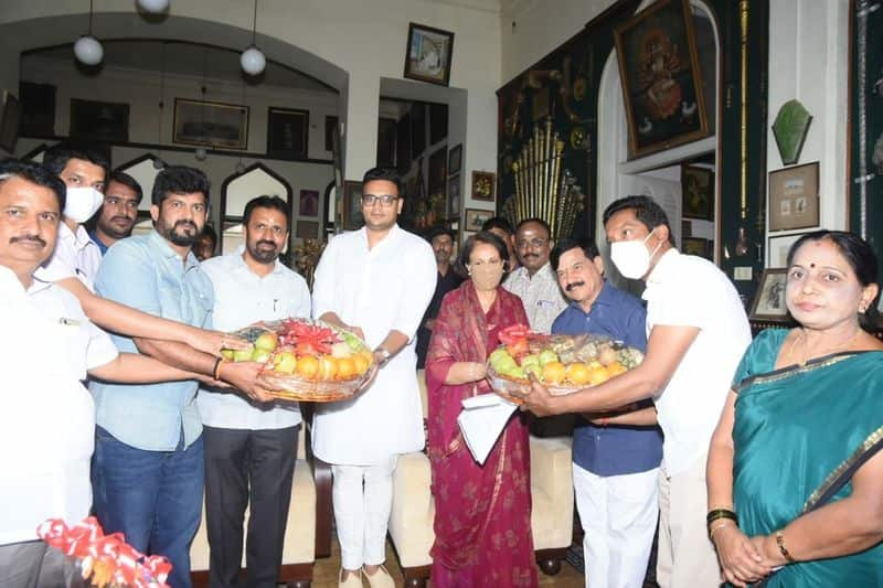 District Admin Invites Yaduveer and Pramodadevi to Join International Yoga Day hls 