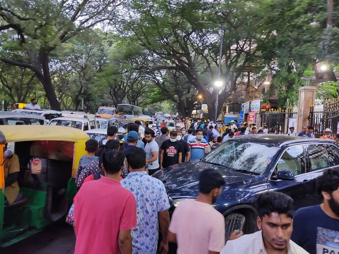 Chinnaswamy Stadium Bengaluru Traffic Jam,  Fans Crowd