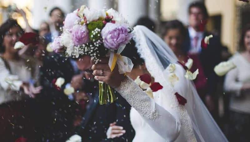 bride asks to guests to fund the wedding