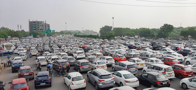 Heavy traffic jam on Delhi