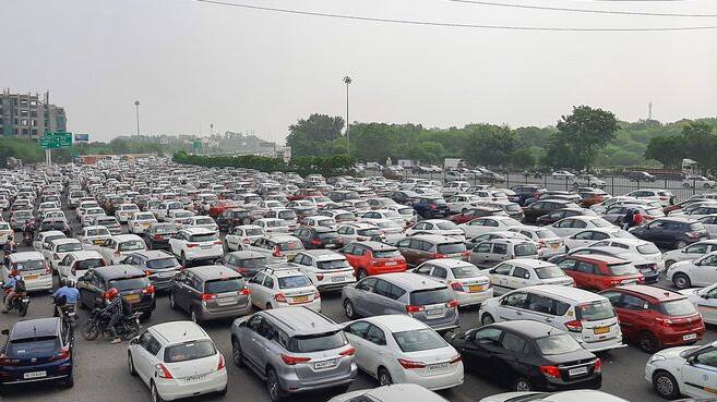 Heavy traffic jam on Delhi