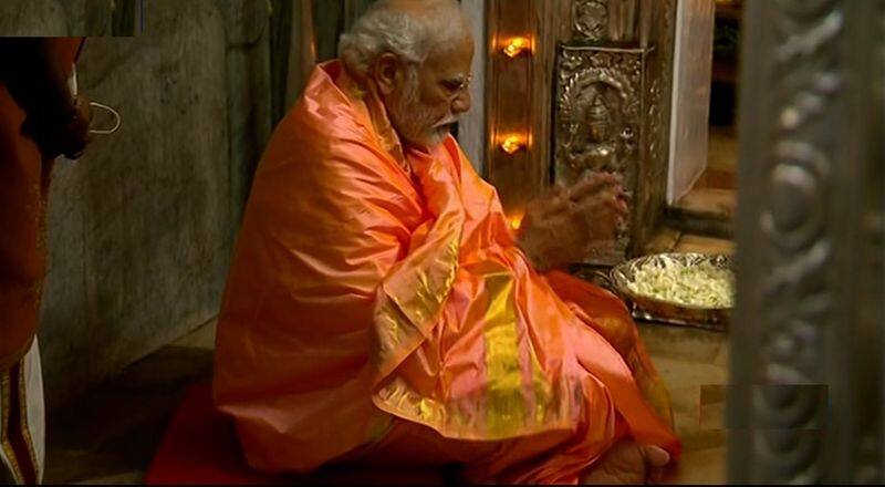 PM Modi offers prayers at chamundeshwari temple Mysuru says feeling blessed ckm