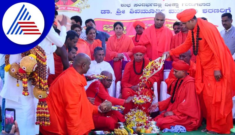 Basavamurthy Madara Chennaiah Swamiji Who Has Served 20 Years Of Social Service gvd