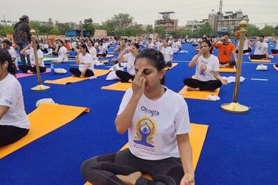 Yoga Day 2022: राजस्थान में बारिश की फुहारों के बीच लोगों ने किया योग, जयपुर में एक साथ 20 हजार लोग हुए शामिल