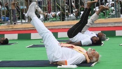 International yoga day: पीएम मोदी ने मैसूर में योग करके दुनिया को दिया हेल्थ इज वेल्थ का मैसेज