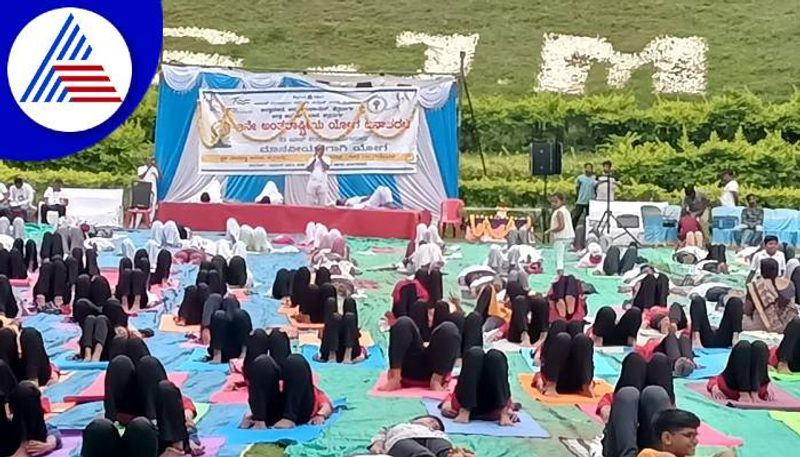 Mass Yoga Held in Historical and Heritage Sites at Chitradurga grg