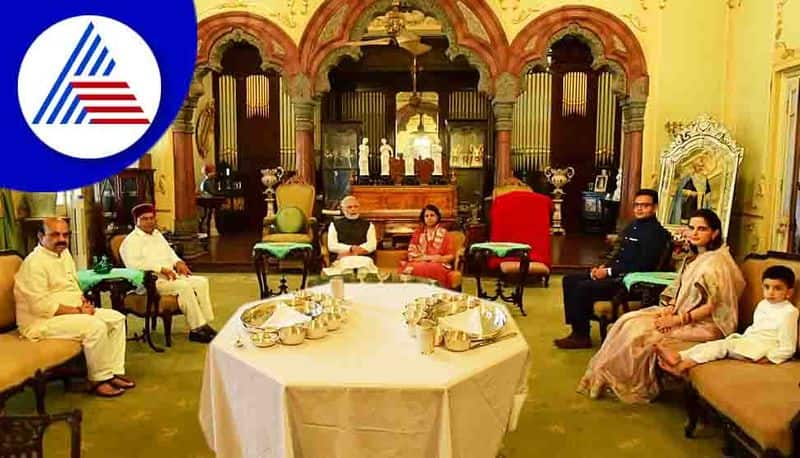 PM Narendra Modi Have Breakfast With Mysuru Royal Family Photos