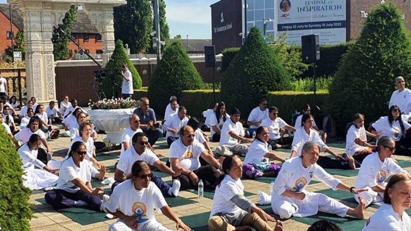 अंतरराष्ट्रीय योग दिवस: लंदन से लेकर बीजिंग तक पूरी दुनिया में लाखों लोगों ने किया योग