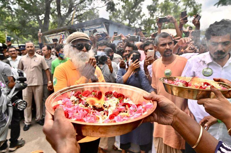 tamil nadu people gives grand welcome to sadhguru after finishing his save soil campaign