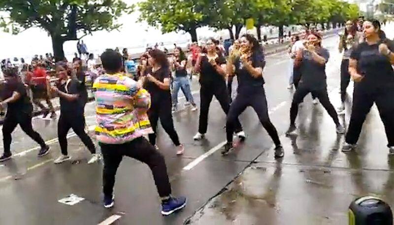 Watch Mumbaikars dance to 'In Da Getto' song at Nariman Point; Internet hearts it-tgy