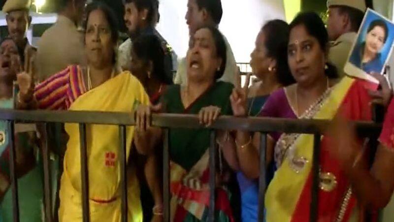 Jayalalithaa memorial commotion .. AIADMK executive suicide attempt