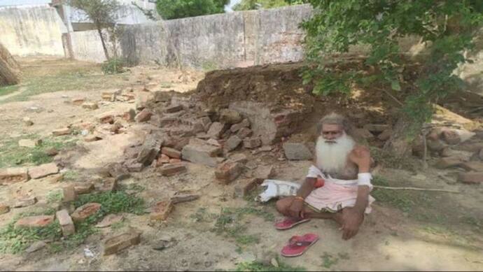 आगरा: मंदिर परिसर में घुसकर ग्रामीणों ने की महंत की पिटाई, विरोध के बाद दो महिलाओं समेत 5 लोग हुए गिरफ्तार