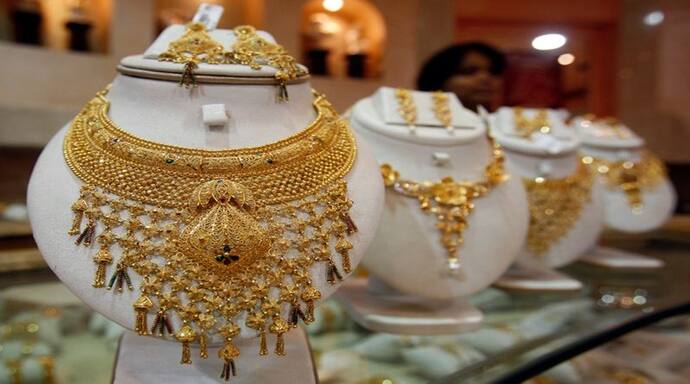 Gold Silver Price Today: गहना खरीदने का यही है सही वक्त- सोना 161 रुपए हुआ सस्ता, चांदी का भाव 335 रुपए गिरा