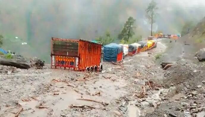 জলের তোড়ে ধুয়ে মুখে সাফ জাতীয় সড়ক,  জলকাদায় দাঁড়িয়ে হাজারখানেক গাড়ি 