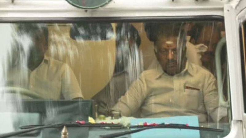 OPS traveled in car without AIADMK flag as per court order KAK