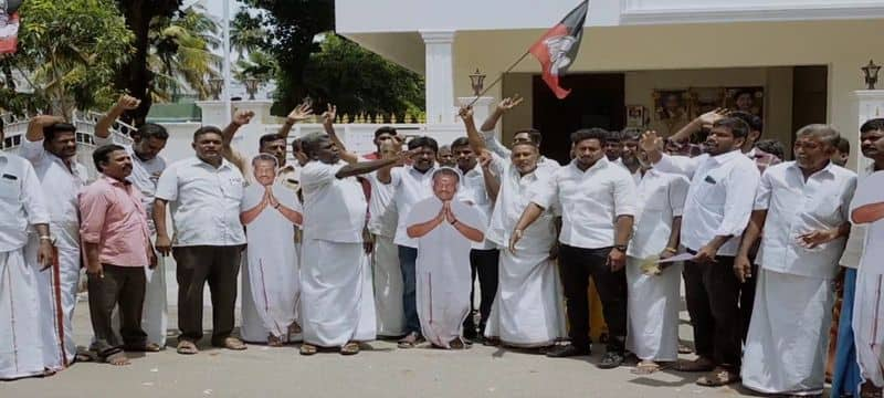 Insulted OPS in General Committee Meeting Demonstration in Theni district against EPS