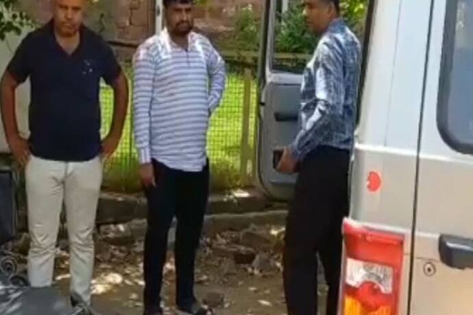 धौलपुर में हेड कांस्टेबल को पकड़ने गई ACB पर हमला, आरोपी की आवाज सुन टूट पड़े परिजन, 50 हजार में हुआ था सौदा