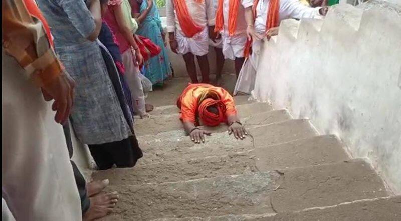 Karatagi Swamiji climbs anjanadri betta for Farmers rbj