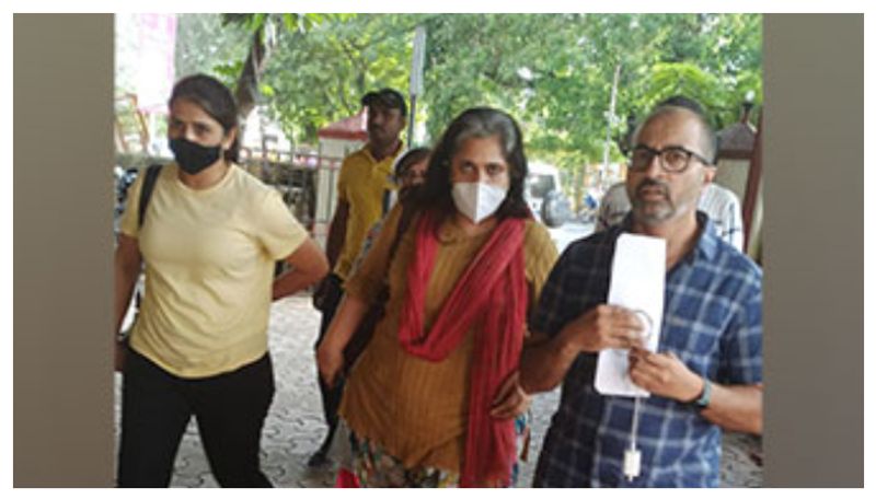 Mumbai Police conducts raid at Juhu residence of activist Teesta Setalvad AJR