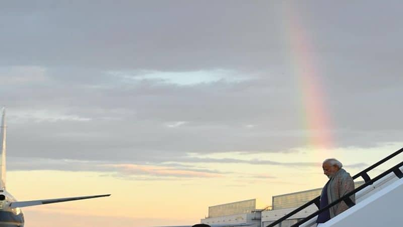 bavarian band and fine rainbow welcomes PM modi in Munich