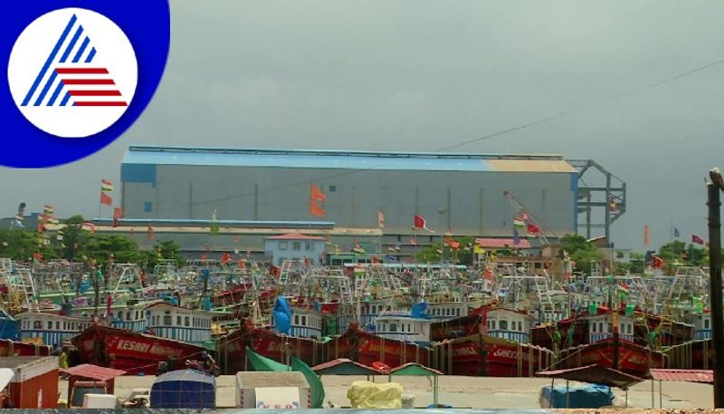 No Security and Space For Berthing Of Fishing Boat at Malpe Beach pod