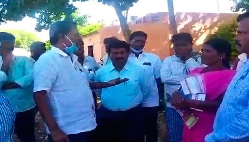 not allowed to enter homes Davanagere Dalit Asha worker shed tears infront-of officers rbj