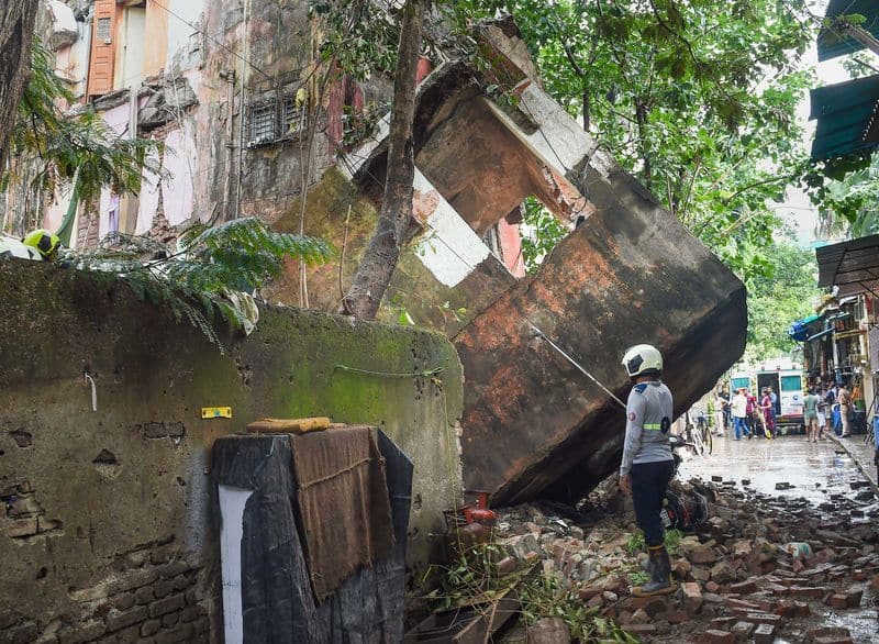 10 death in Mumbai building collapse