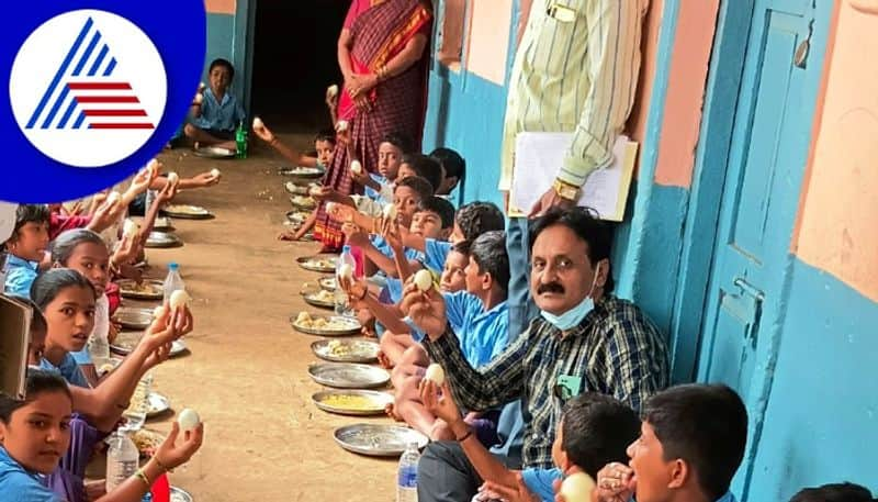 Mid Day Meal officer lunch with school children in Bidar   gow