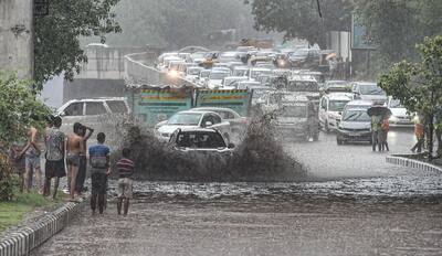 दिल्ली में मानसून की धांसू एंट्री, पर अफसरों के सारे दावे 'पानी-पानी' हुए, सोशल मीडिया पर पब्लिक ने की खिंचाई