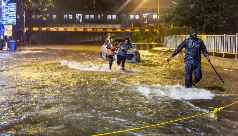 Heavy rain lashes Mumbai, IMD issues yellow alert; water logging reported in many parts