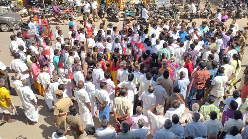 OPS supporters protest in Theni against EPS over single leadership issue