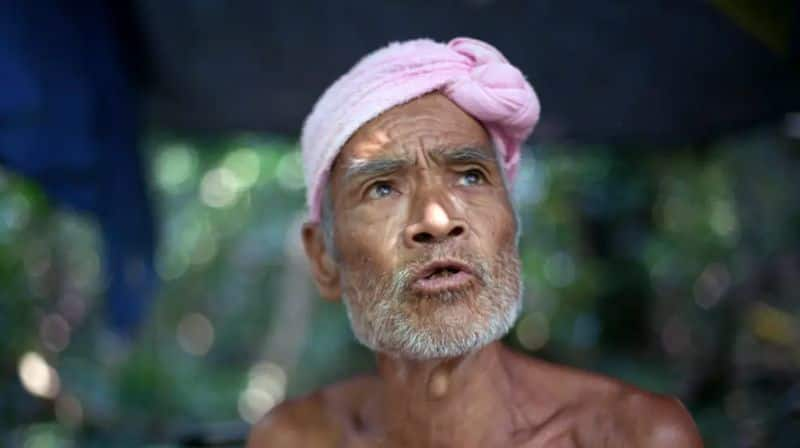 A nude hermit who returns Sotobanari island in japan