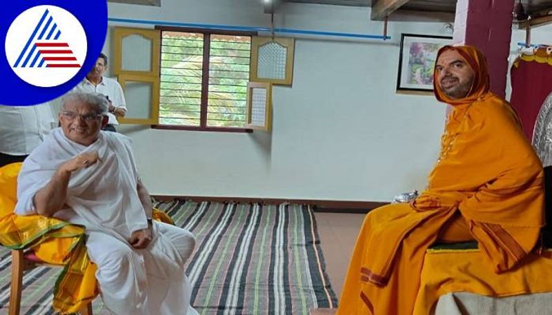 Dr Veerendra Heggade Met Raghaveshwara Swamiji at Gokarna in Uttara Kannada grg 