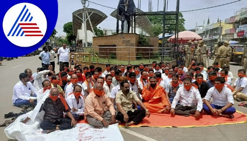 protest march against Udaipur Kanhaiyalal murder in ballari gow