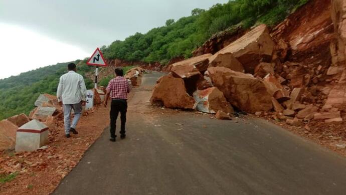 सीकर में तीसरे दिन बारिश के साथ हर्ष पर्वत पर हुई लैंडस्लाइड, लुढ़कते हुए सड़क पर गिरी भारी भरकम चट्टानें