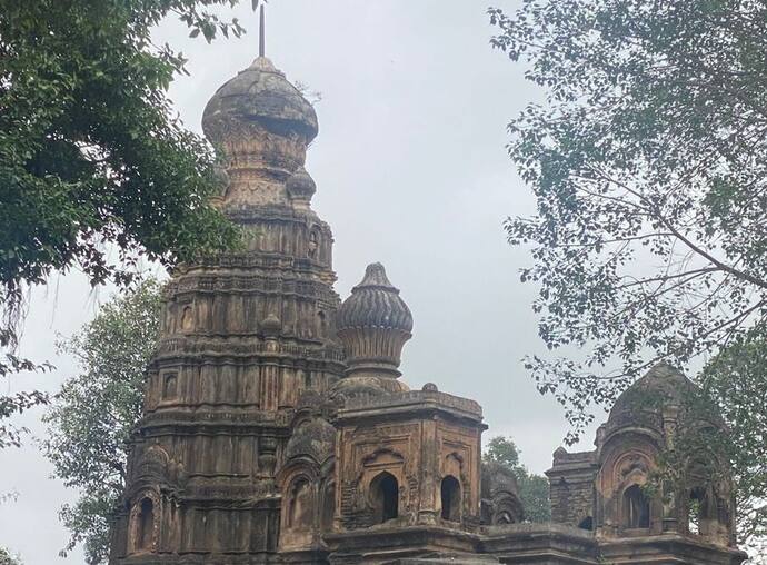 खडंहर में तब्दील हुई महान मराठा रानियों की विरासत, ताराबाई-यशोबाई समाधि स्थलों को एनएमए अध्यक्ष ने किया दौरा