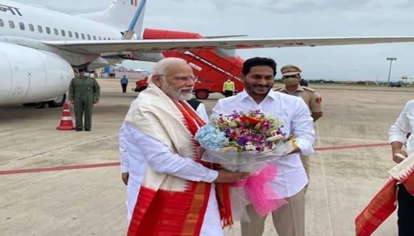 PM Modi Bhimavaram Visit: గన్నవరం ఎయిర్‌పోర్ట్‌కు చేరుకున్న ప్రధాని మోదీ.. స్వాగతం పలికిన గవర్నర్, సీఎం