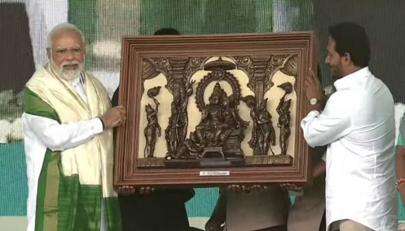 PM Modi Bhimavaram Visit: భీమవరం‌కు చేరుకున్న మోదీ.. సభకు భారీగా తరలివచ్చిన జనం..