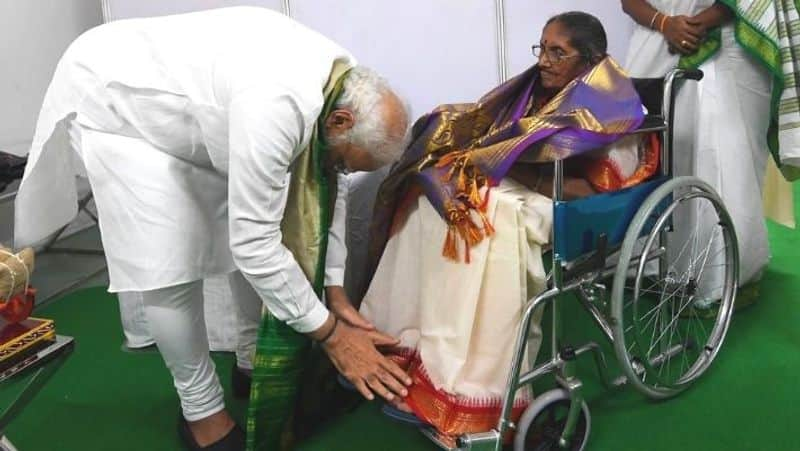 PM Modi touching the feet of the 90 year old daughter of Andhra freedom fighter and taking her blessings is going viral