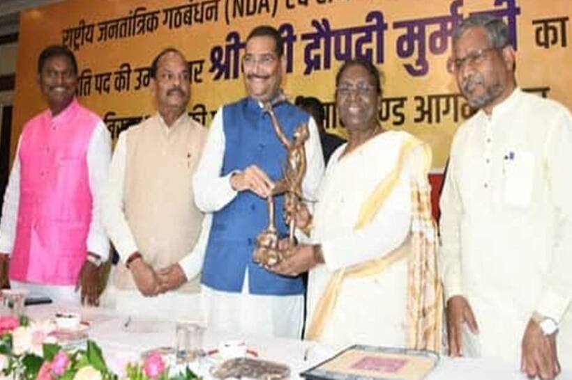 NDA राष्ट्रपति कैंडिडेट द्रौपदी मुर्मू का रांची में ग्रैंड वेलकम, पारंपरिक गीत और रीत रिवाज से हुए स्वागत 