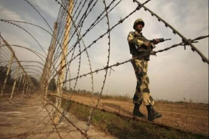 BSF ने पंजाब में हथियारों का जखीरा किया बरामद, पाकिस्तान से लाया गया तबाही का सामान 