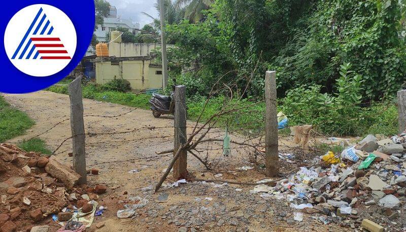 man put fence in middle of the road in Bidadi akb