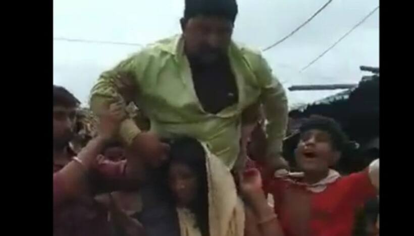  Tribal Woman Beaten: గ్రామస్తుల దాష్టీకం.. చితకబాది.. చెప్పుల దండ వేసి.. భర్తని భుజాలపై మోసుకెళ్లాల‌ని శిక్ష!