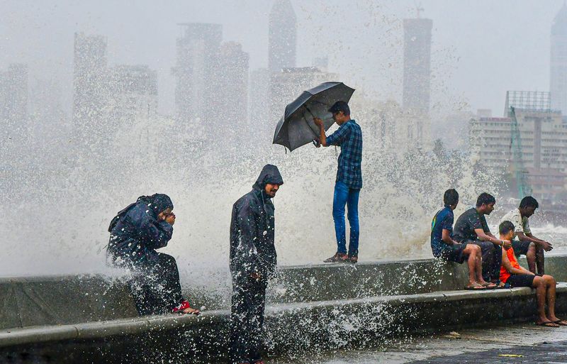 Heavy rains cause waterlogging in parts of Mumbai; schools shut in Pune, Pimpri Chinchwad gcw