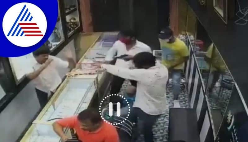 Armed robbers robbed jewellery shop in Hajipur bihar cctv footage shows horrific incident akb