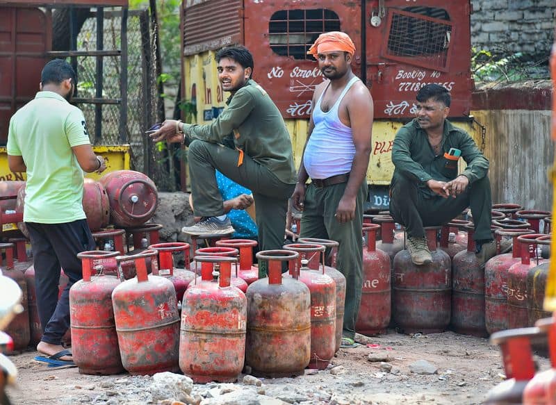 LPG cylinder price today 19 kg cylinder rates slashed check latest prices in Delhi Mumbai other cities gcw