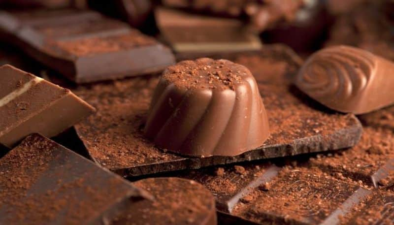 Difference between raw and processed chocolate, and their health benefits sur 