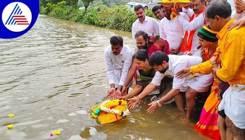 CT Ravi Offering Bagina to Hirekolake Lake in Chikkamagaluru grg