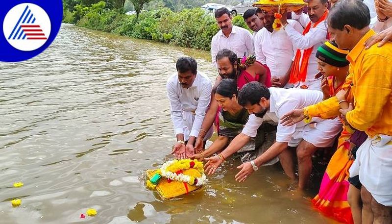 CT Ravi Offering Bagina to Hirekolake Lake in Chikkamagaluru grg