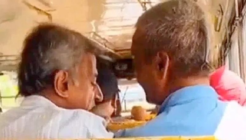 senior citizens fight over bus seat and mumbai police uses this for road safety 